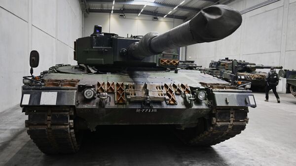 Un tanque Leopard 2 en una línea de producción del fabricante de armas Rheinmetall (archivo) - Sputnik Mundo