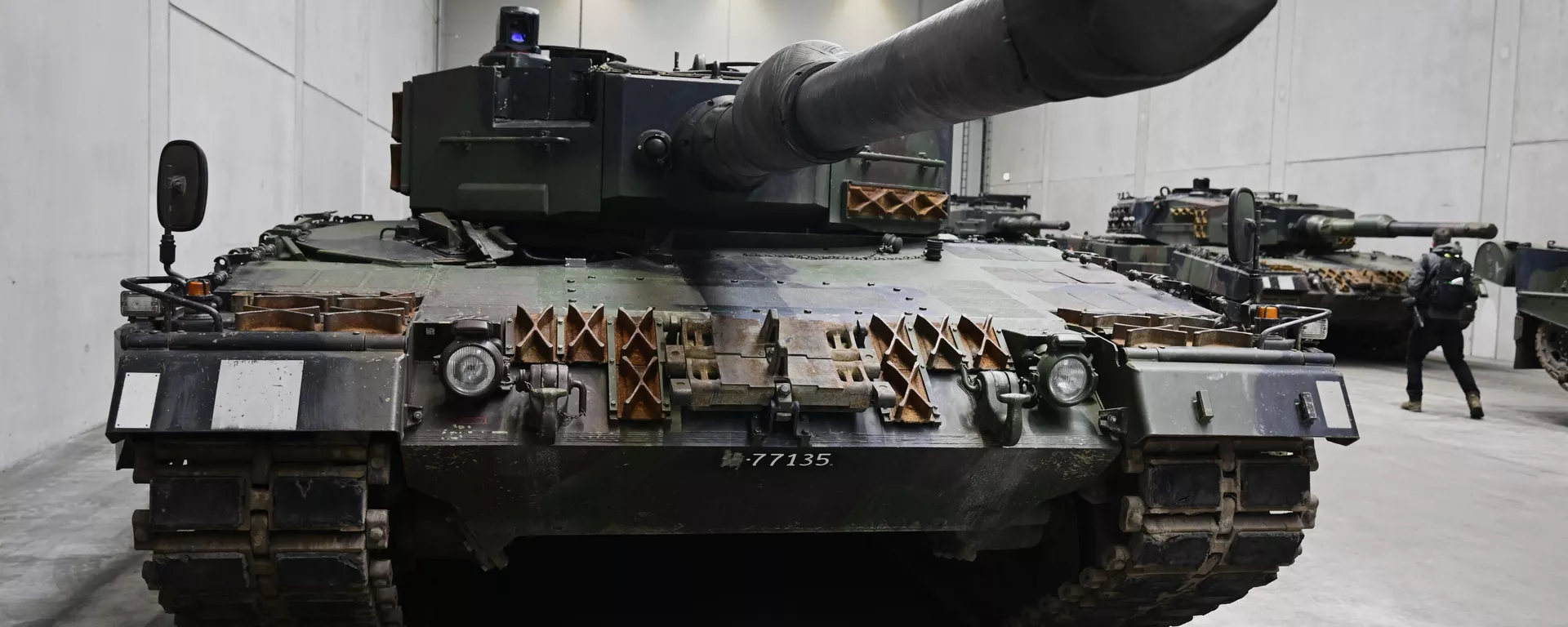 Un tanque Leopard 2 en una línea de producción del fabricante de armas Rheinmetall (archivo) - Sputnik Mundo, 1920, 09.01.2025