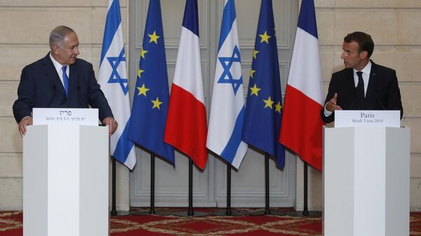 El primer ministro de Israel, Benjamín Netanyahu, y el presidente de Francia, Emmanuel Macron, en el Palacio del Elíseo, en París - Sputnik Mundo