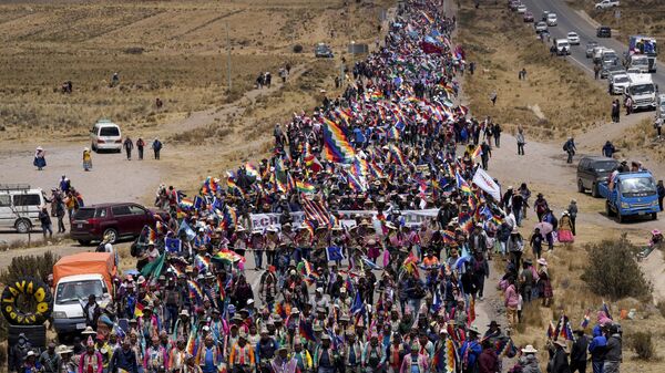 Simpatizantes del expresidente Evo Morales marchan hacia la capital para protestar contra el gobierno del actual presidente Luis Arce cerca de El Alto, Bolivia, el domingo 22 de septiembre de 2024  - Sputnik Mundo
