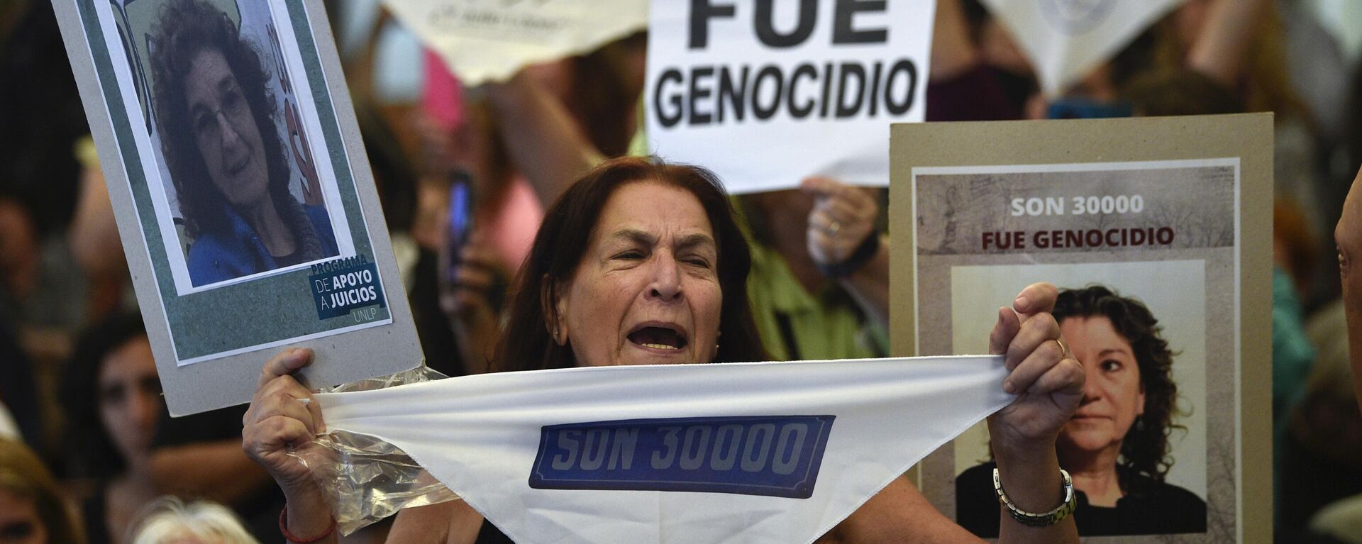 Familiar de una víctima de ex policías, acusados ​​de crímenes de lesa humanidad cometidos durante la dictadura de 1976-1983, sostiene un pañuelo blanco durante la lectura del veredicto de los agentes, en una sala del tribunal de La Plata, Argentina, el martes. 26 de marzo de 2024. - Sputnik Mundo, 1920, 16.10.2024