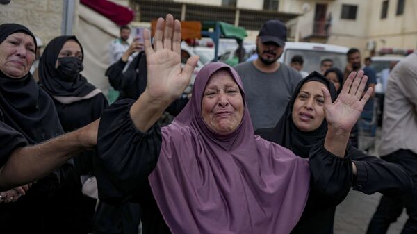 Palestinos lloran a sus familiares muertos en un bombardeo israelí de la Franja de Gaza - Sputnik Mundo