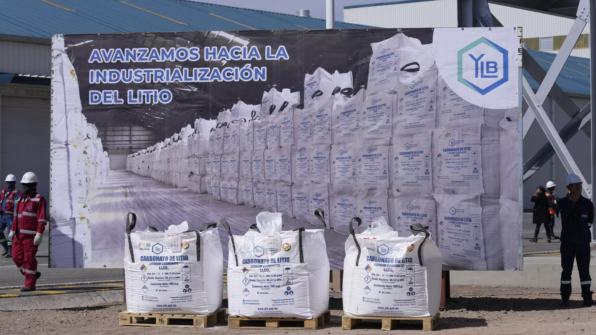 Bolsas de litio exhibidas previo a una ceremonia de inauguración de una planta industrial que produce carbonato de litio, utilizado para fabricar baterías de litio, en el desierto de sal de Uyuni, en las afueras de Llipi, Bolivia (archivo) - Sputnik Mundo, 1920, 29.11.2024