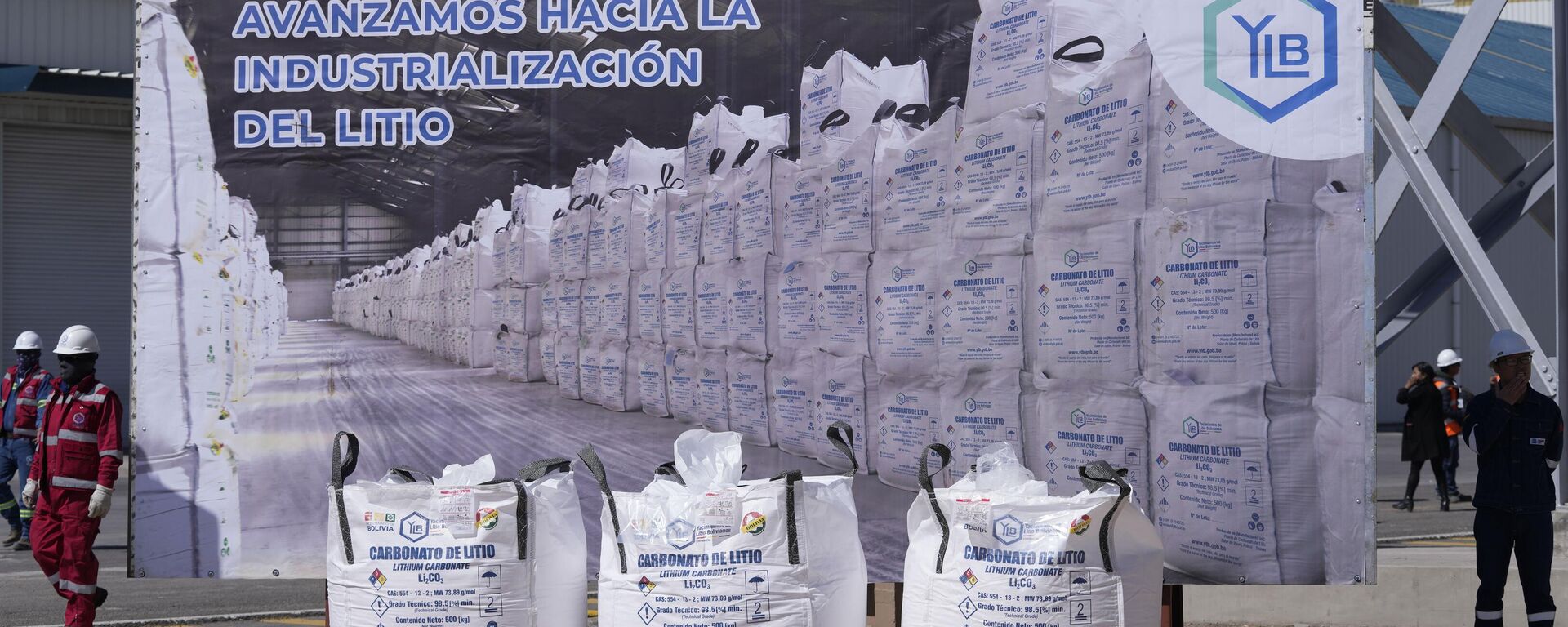 Bolsas de litio exhibidas previo a una ceremonia de inauguración de una planta industrial que produce carbonato de litio, utilizado para fabricar baterías de litio, en el desierto de sal de Uyuni, en las afueras de Llipi, Bolivia (archivo) - Sputnik Mundo, 1920, 18.10.2024