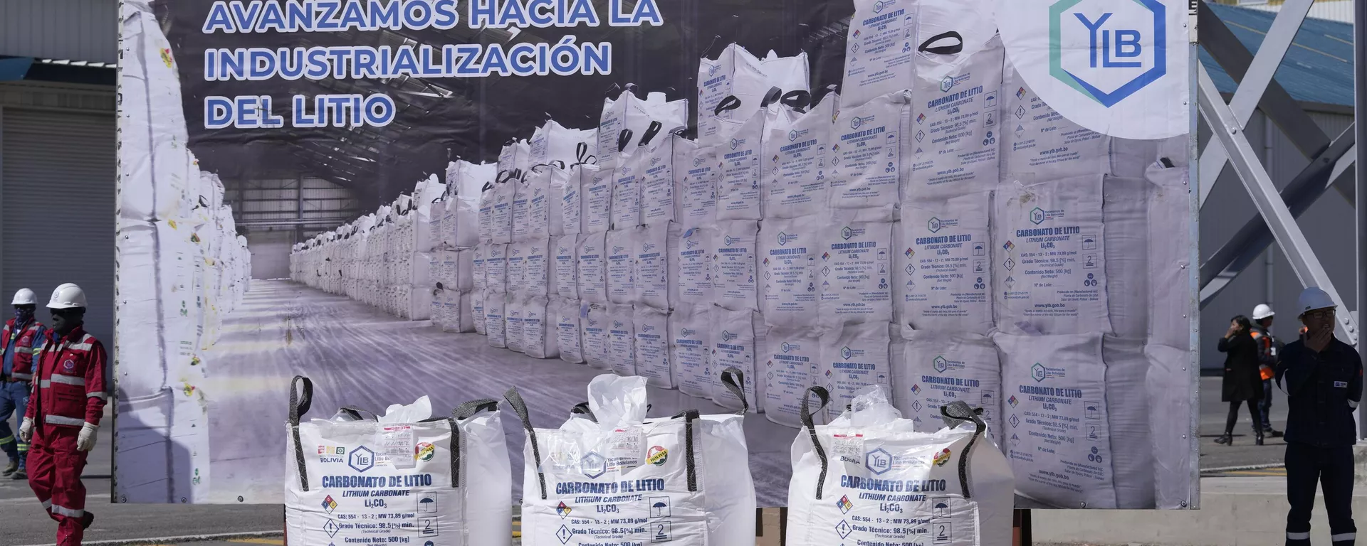 Bolsas de litio exhibidas previo a una ceremonia de inauguración de una planta industrial que produce carbonato de litio, utilizado para fabricar baterías de litio, en el desierto de sal de Uyuni, en las afueras de Llipi, Bolivia (archivo) - Sputnik Mundo, 1920, 29.11.2024