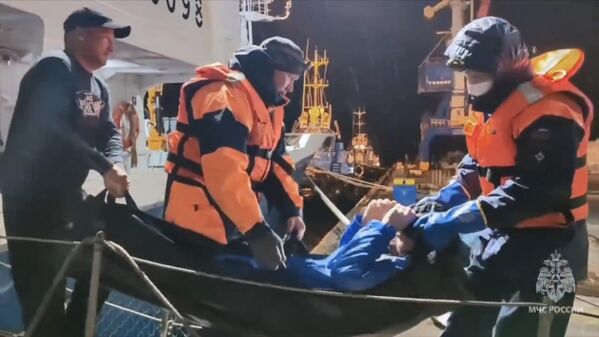 Un turista ruso de 46 años sobrevivió después de 2 meses a la deriva en un barco en el mar de Ojotsk, en el noroccidente del océano Pacífico.  En la foto: los equipos de rescate trasladan al hombre desde la embarcación que lo recogió hacia un hospital de la ciudad de Magadán. - Sputnik Mundo