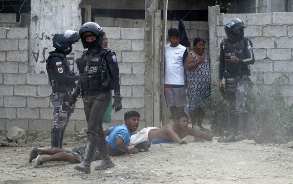 La Policía realiza una operación de búsqueda de armas y drogas en un barrio de Guayaquil, en Ecuador. - Sputnik Mundo