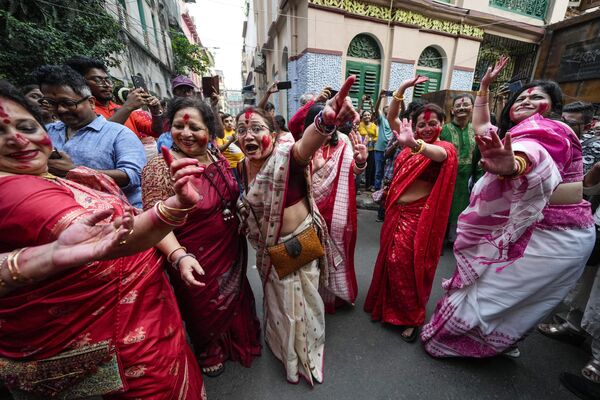 El Durgá Puyá es un festival hinduista que se lleva a cabo en honor a la diosa Durga, asociada con la protección, la fuerza, la maternidad.En la foto: un grupo de mujeres en los festejos en honor del último día de Durgá Puyá en la ciudad de Calcuta, la India. - Sputnik Mundo