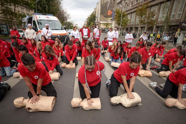 Voluntarios de la Cruz Roja de Rumanía practican maniobras de reanimación a maniquíes durante un flashmob dedicado al Día Mundial del Reinicio de un Corazón en Bucarest. - Sputnik Mundo