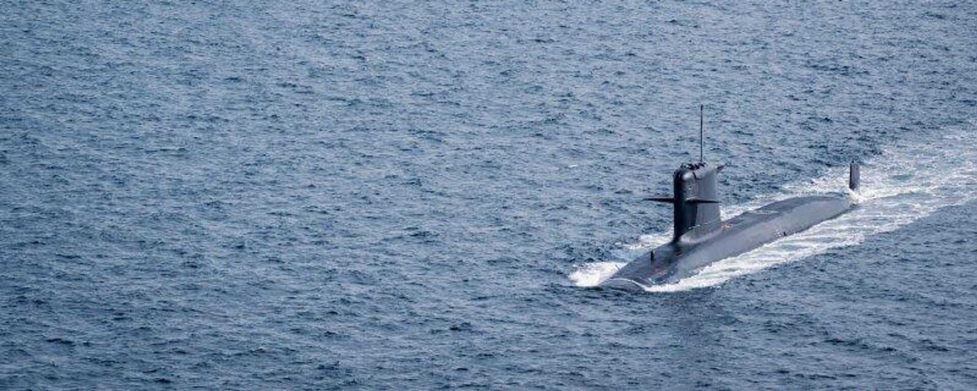El submarino chileno SS-22 Carrera durante un ejercicio junto a un buque de la Armada en el Estrecho de Magallanes en octubre de 2024 - Sputnik Mundo, 1920, 19.10.2024