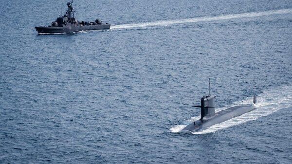 El submarino chileno SS-22 Carrera durante un ejercicio junto a un buque de la Armada en el Estrecho de Magallanes en octubre de 2024 - Sputnik Mundo