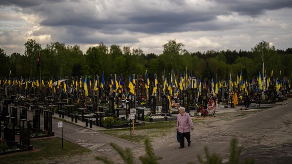 Un cementerio militar en Ucrania - Sputnik Mundo