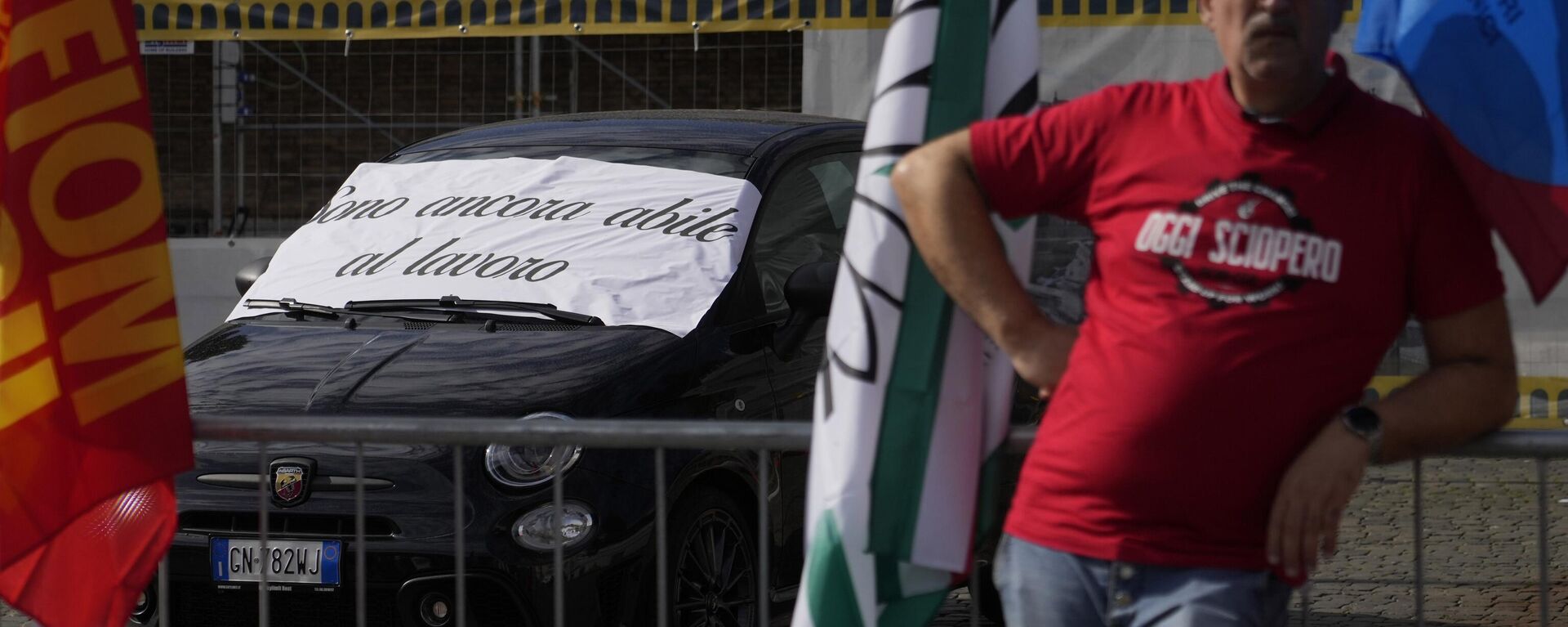 Un manifestante contra los despidos masivos en el sector automovilístico de Italia - Sputnik Mundo, 1920, 19.10.2024