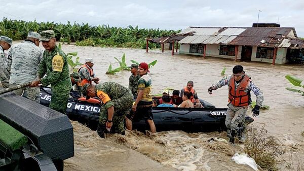 Elementos del Ejército rescataron a población afectada por inundaciones en Tabasco. - Sputnik Mundo