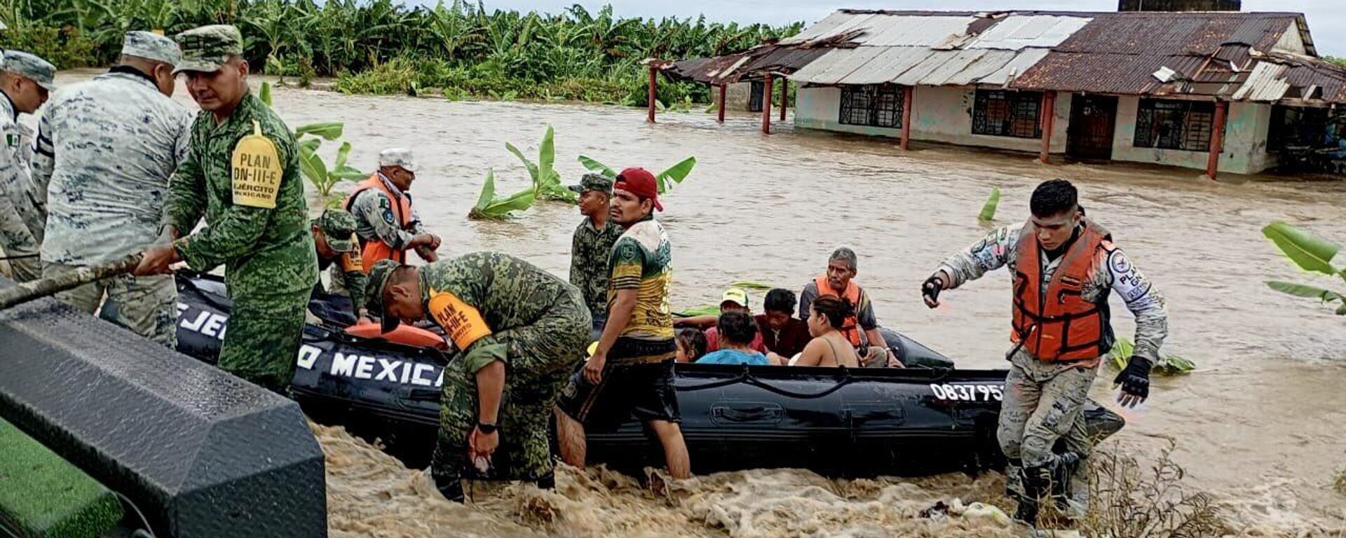 Elementos del Ejército rescataron a población afectada por inundaciones en Tabasco. - Sputnik Mundo, 1920, 20.10.2024