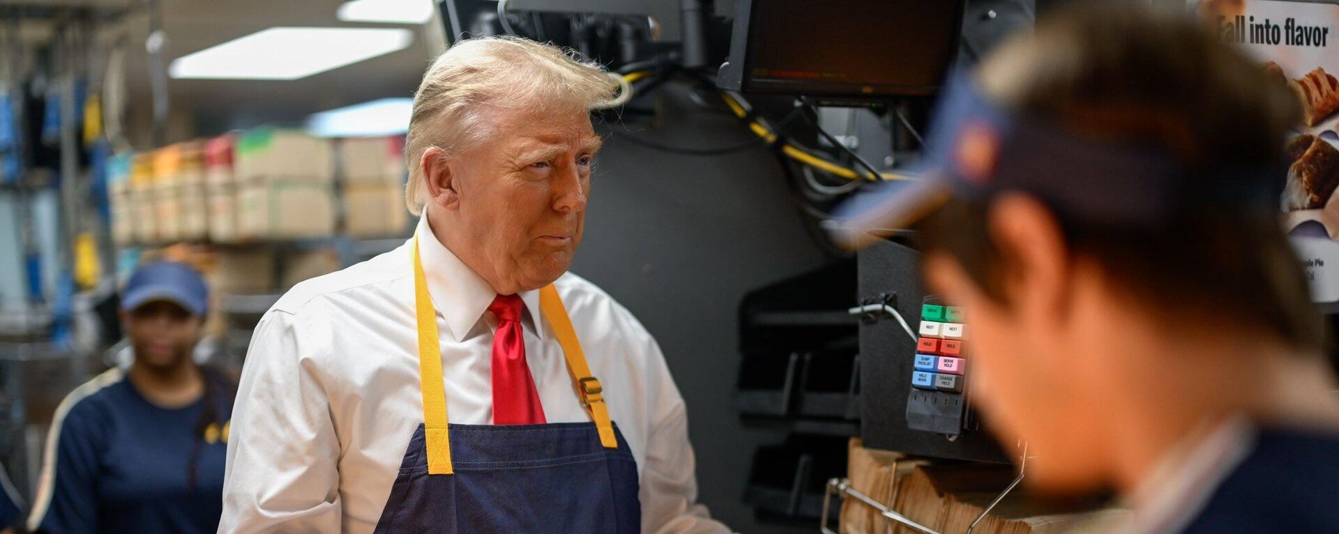 Donald Trump hizo campaña ayer en un restaurante de comida rápida en Filadelfia. - Sputnik Mundo, 1920, 21.10.2024