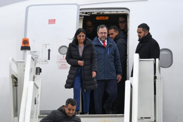 Este año el evento reúne a más de 20.000 invitados, entre ellos estarán funcionarios de los más altos rangos.En la foto: la vicepresidenta ejecutiva de Venezuela, Delcy Rodríguez, y el canciller de este país, Yván Gil, llegan para asistir a la XVI Cumbre de los BRICS. - Sputnik Mundo