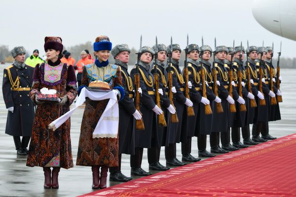 A la cumbre asistirán delegaciones de 32 países, algunos de los cuales están representados por sus jefes de Estado, como es el caso de Bolivia o China.En la foto: la ceremonia de bienvenida a Delcy Rodríguez y Yván Gil en el aeropuerto de Kazán. - Sputnik Mundo