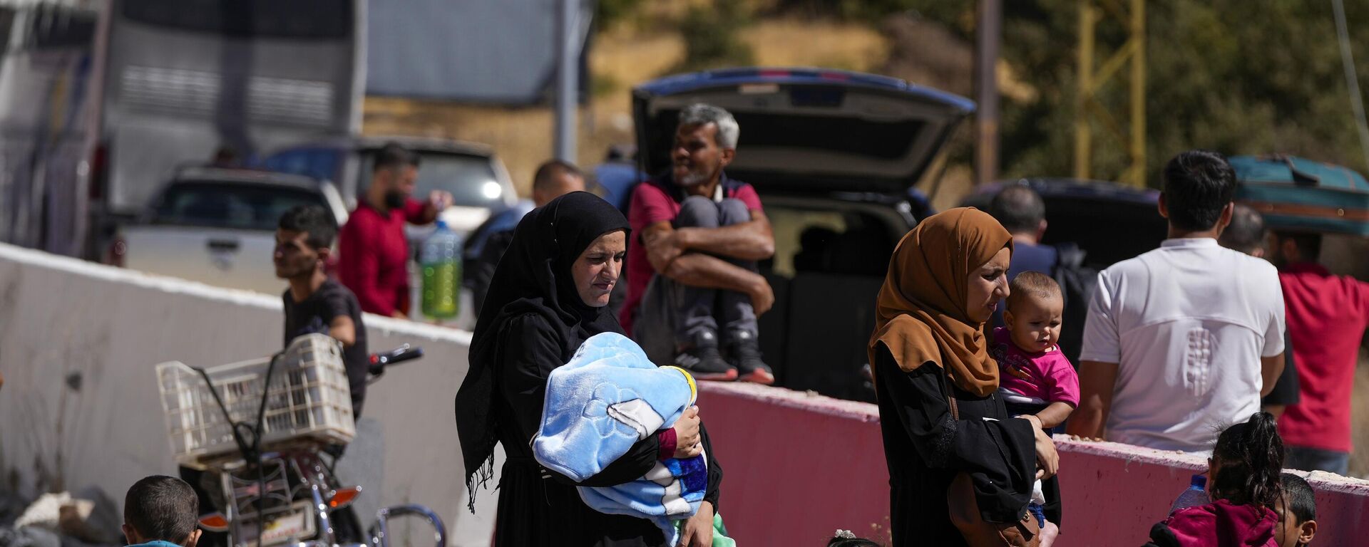 Personas cruzan a Siria, debido a los ataques aéreos israelíes con el objetivo de bloquear la autopista Beirut-Damasco en el cruce de Masnaa, en el valle oriental de la Bekaa, el Líbano, 5 de octubre de 2024  - Sputnik Mundo, 1920, 21.10.2024