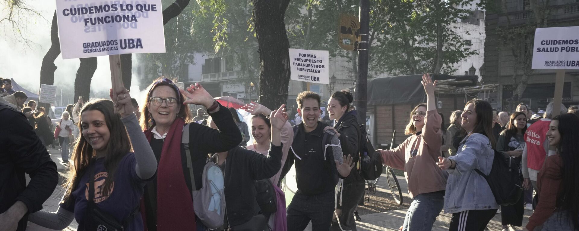 Estudiantes marchan por una mayor financiación para las universidades públicas en Buenos Aires, Argentina, el 2 de octubre de 2024  - Sputnik Mundo, 1920, 21.10.2024