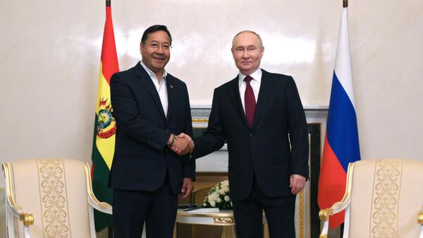 El presidente ruso, Vladímir Putin, y su par de Bolivia, Luis Arce, durante una reunión en Rusia  - Sputnik Mundo