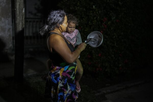 Un día antes se celebraron protestas espontáneas en la ciudad de Santiago de Cuba, que lleva más de dos días seguidos sin suministro eléctrico. Los ciudadanos organizaron una &quot;marcha de ollas&quot; para exigir a las autoridades locales que doten a sus hogares de electricidad y mejoren el suministro de alimentos. - Sputnik Mundo