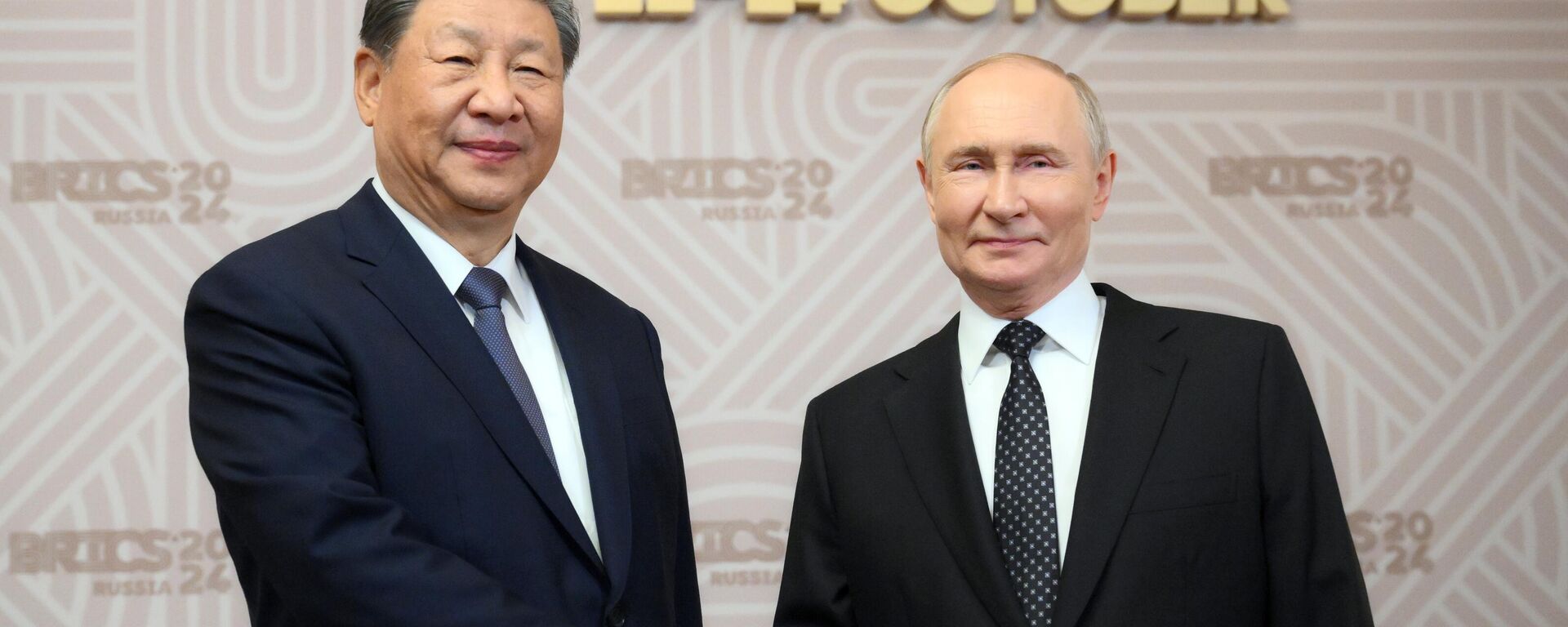 El presidente chino Xi Jinping y su homólogo ruso Vladímir Putin durante la XVI Cumbre de los BRICS+.  - Sputnik Mundo, 1920, 22.10.2024