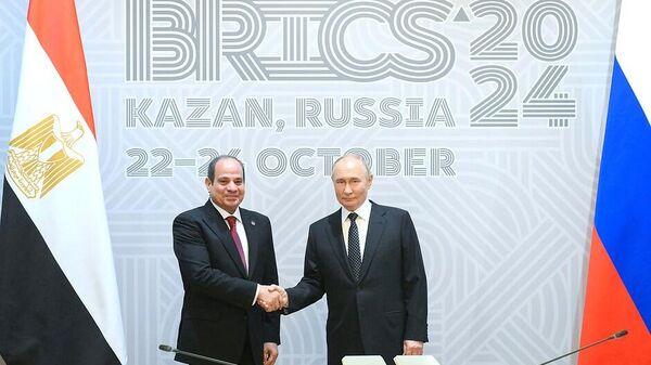 El presidente ruso Vladpimir Putin (derecha) y su homólogo egipcio, Abdelfatah al Sisi (izquierda), mantuvieron conversaciones al margen de la cumbre de los BRICS que se celebra en Kazán - Sputnik Mundo