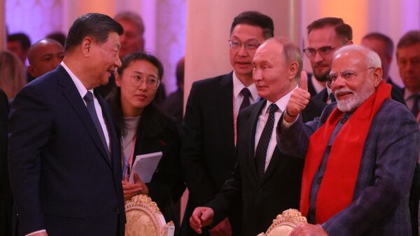 El presidente chino, Xi Jinping, el presidente ruso, Vladímir Putin, y el primer ministro indio, Narendra Modi, durante un concierto antes del almuerzo informal de los jefes de las delegaciones de los países de los BRICS en el marco de la XVI Cumbre de los BRICS en Kazán. - Sputnik Mundo