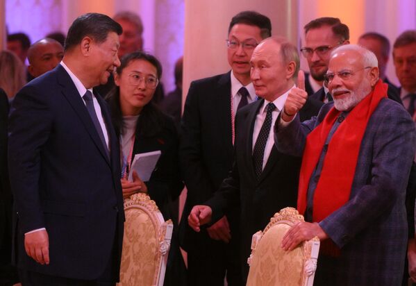 Xi Jinping, Vladímir Putin y Narendra Modi debaten ante la cena informal. - Sputnik Mundo