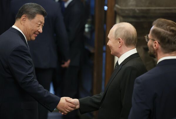 Antes del acto, el presidente ruso, Vladímir Putin, dio personalmente la bienvenida a las delegaciones de todos los países miembros de la asociación.En la foto: Vladímir Putin y su homólogo chino, Xi Jinping, tras la cena informal. - Sputnik Mundo