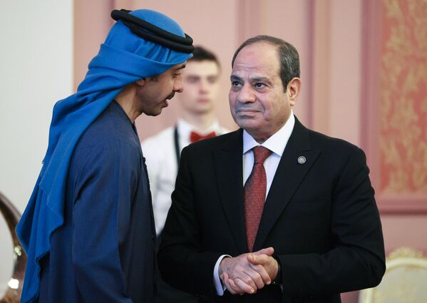 El ministro de Exteriores de los Emiratos Árabes Unidos, el jeque Mohamed bin Zayed Nahyan, y el mandatario egipcio, Abdelfatá Sisi. - Sputnik Mundo