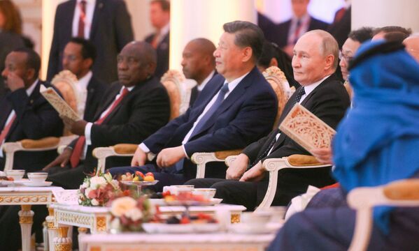 Los mandatarios de los Estados miembros del grupo de los BRICS en el concierto antes de la cena informal. - Sputnik Mundo