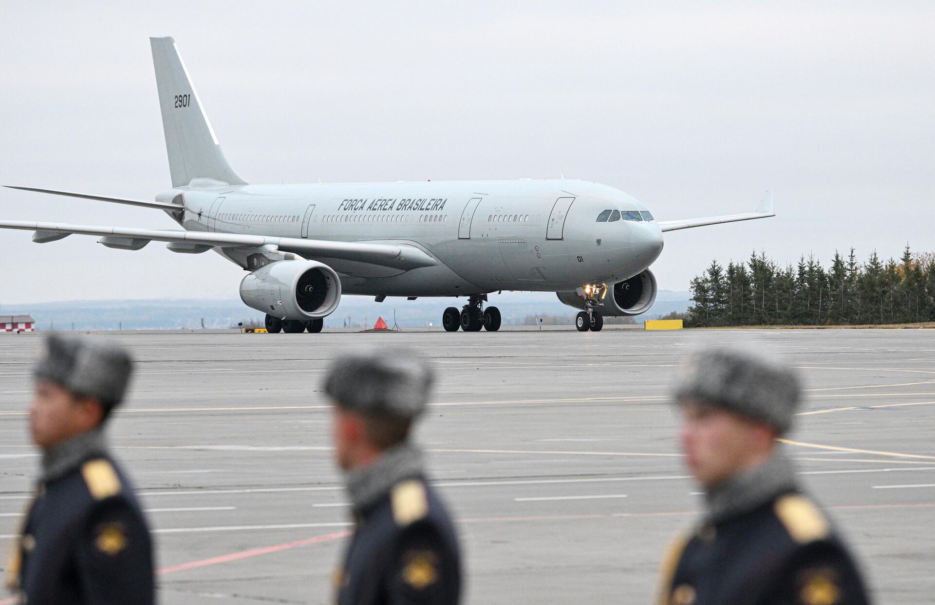 Самолет Brazilian Air Force с министром иностранных дел Бразилии Мауро Луисом Иекером Виейрой, прибывшим для участия в XVI саммите БРИКС, во время церемонии встречи в аэропорту Казани - Sputnik Mundo, 1920, 21.10.2024