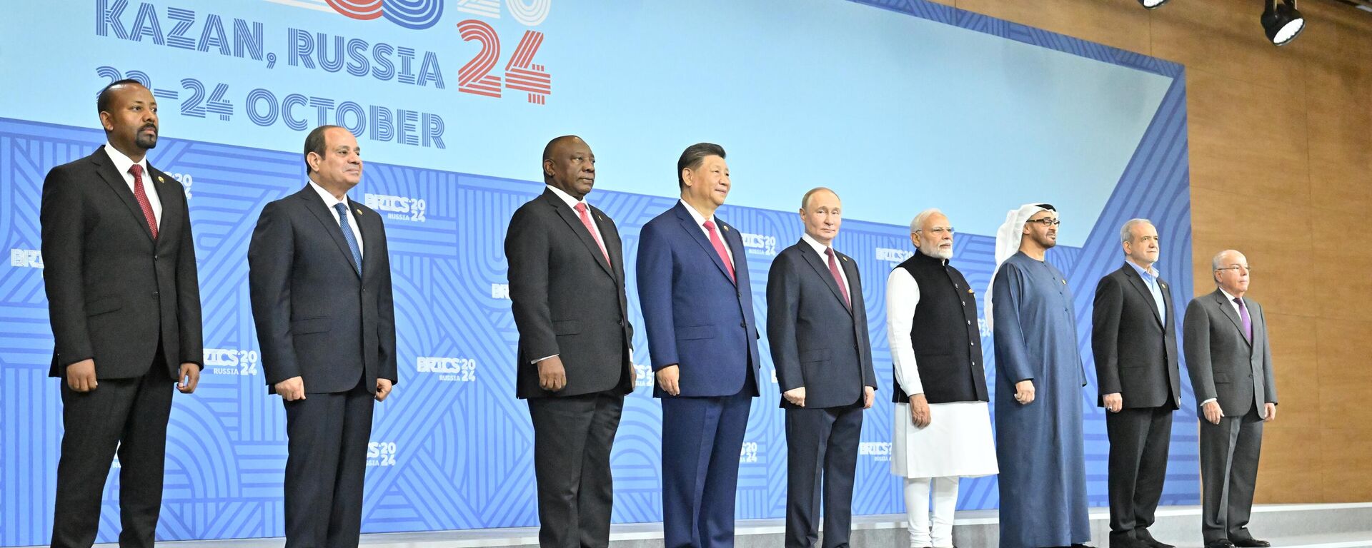 Los jefes de Estado de los BRICS se hacen una foto conjunta en la XVI Cumbre de los BRICS en Kazán, Rusia  - Sputnik Mundo, 1920, 23.10.2024