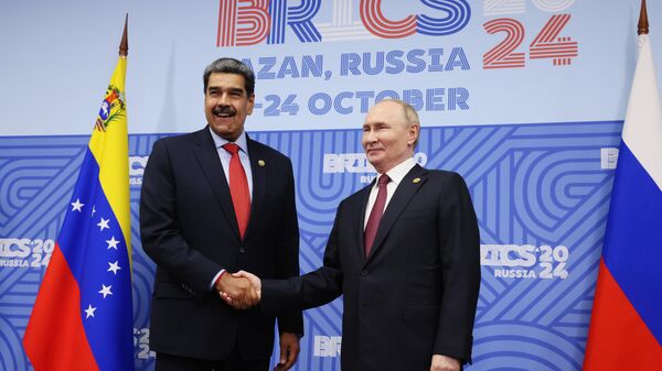 El presidente venezolano Nicolás Maduro y su homólogo ruso Vladímir Putin durante la XVI Cumbre de los BRICS - Sputnik Mundo