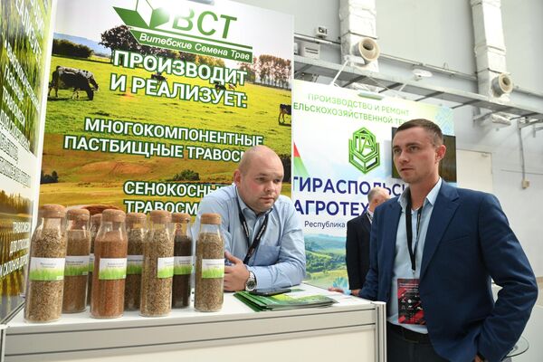 En el marco de la plataforma, las empresas también podrán celebrar contratos de asociación y llegar a acuerdos de cooperación, así como abrir nuevos mercados.En la foto: el stand de la empresa SRL Vitebskiye Semena Trav, el productor de hierbas de Bielorrusia. - Sputnik Mundo