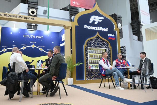 Además de los programas científicos y empresariales, la exposición también ofrece eventos culturales y de ocio, que incluyen ceremonias de inauguración y clausura, un concurso de expositores y una cena de gala.En la foto: el stand de la compañía Protect&amp;Feed, el productor de piensos compuestos de Rusia. - Sputnik Mundo