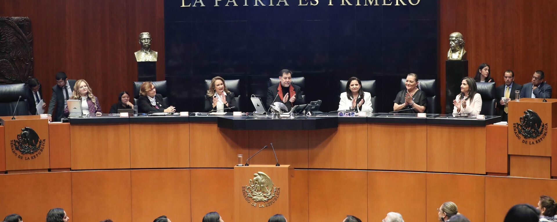 El presidente del Senado mexicano, Gerardo Fernández Noroña, preside una ceremonia en el órgano legislativo (archivo)  - Sputnik Mundo, 1920, 25.10.2024