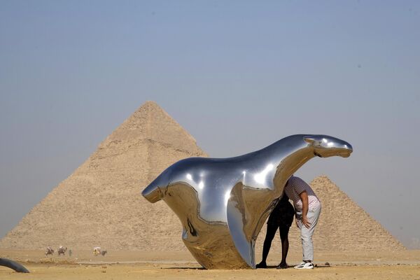 Todas las obras se exponen al aire libre.En la foto: la obra La carrera del artista egipcio Jaled Zaki. - Sputnik Mundo