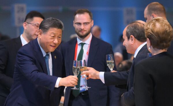 El presidente chino, Xi Jinping, (a la izquierda) durante la XVI Cumbre de los BRICS en Rusia. - Sputnik Mundo