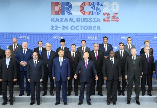 Representantes de 36 países estuvieron en la ciudad rusa de Kazán del 22 al 24 de octubre para participar en la XVI Cumbre de los BRICS.En la imagen: los líderes de los países miembros de los BRICS. - Sputnik Mundo