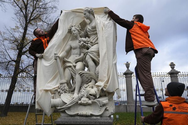 Trabajadores preparan para la temporada de invierno la escultura Paz y Victoria, obra del escultor veneciano Pietro Baratta, en el Jardín de Verano del Museo Ruso de San Petersburgo. - Sputnik Mundo