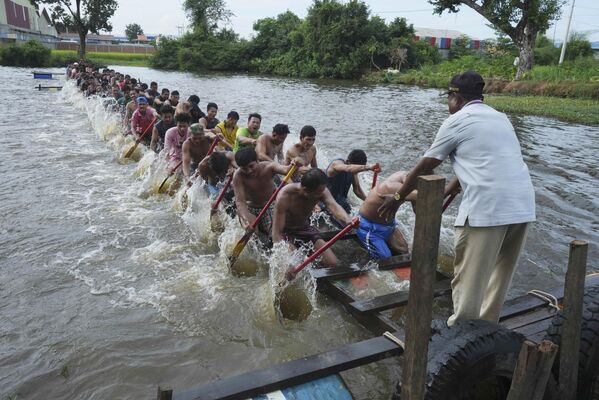 Hombres entrenando antes de una regata en el marco de las celebraciones del Festival del Agua, cerca de la capital camboyana, Phnom Penh. - Sputnik Mundo