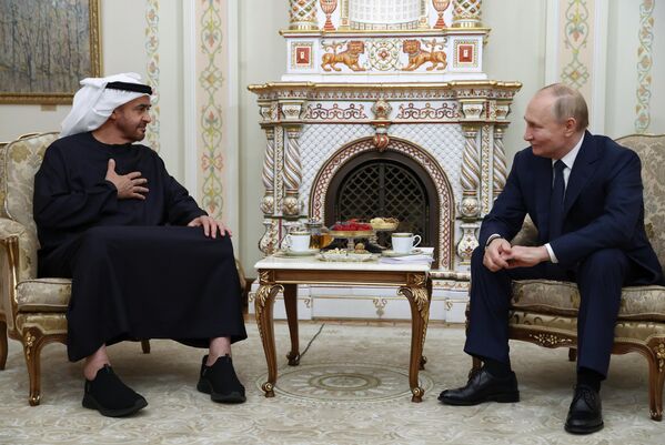 El presidente de los Emiratos Árabes Unidos, Mohamed Zayed Nahyan, y el presidente ruso, Vladímir Putin, celebran una reunión en Moscú. - Sputnik Mundo