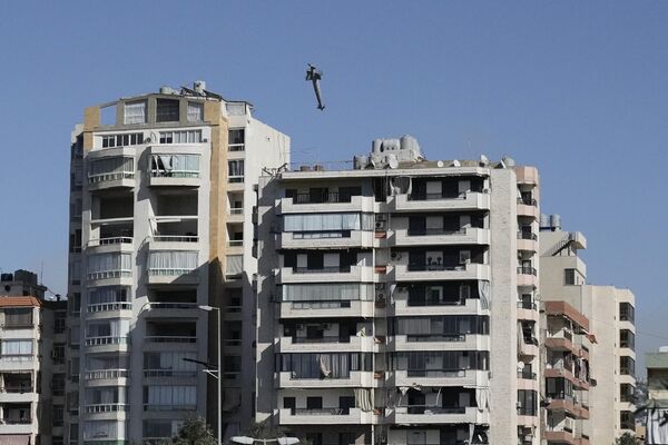 El momento del impacto de un misil israelí en un edificio de la capital libanesa, Beirut. - Sputnik Mundo