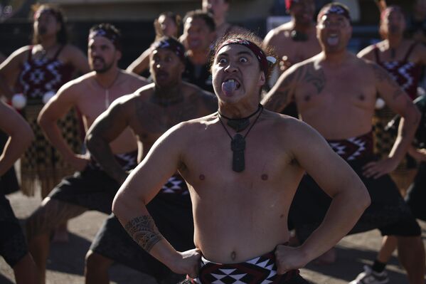 Los maoríes bailan la tradicional Haka tras la victoria del Emirates Team New Zealand en la 37.ª edición de la Copa América de vela. - Sputnik Mundo