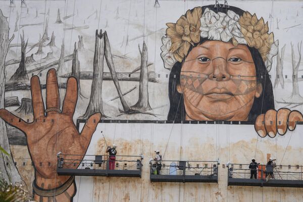 Trabajadores terminan un mural en Sao Paulo, que representa la sequía en la selva amazónica. Los obreros utilizan pintura hecha con las cenizas de los incendios forestales en la Amazonia y el barro de las inundaciones en el sur de Brasil. - Sputnik Mundo