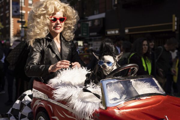 Una mujer y su mascota disfrazadas toman parte en la nueva edición del desfile anual Tompkins Square Halloween Dog Parade en Nueva York. - Sputnik Mundo