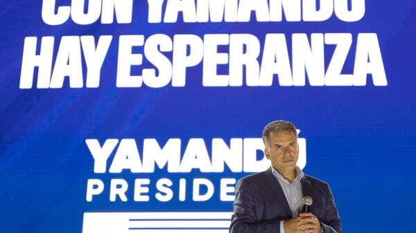 El candidato a la Presidencia de Uruguay por el Frente Amplio, Yamandú Orsi, durante un acto político - Sputnik Mundo